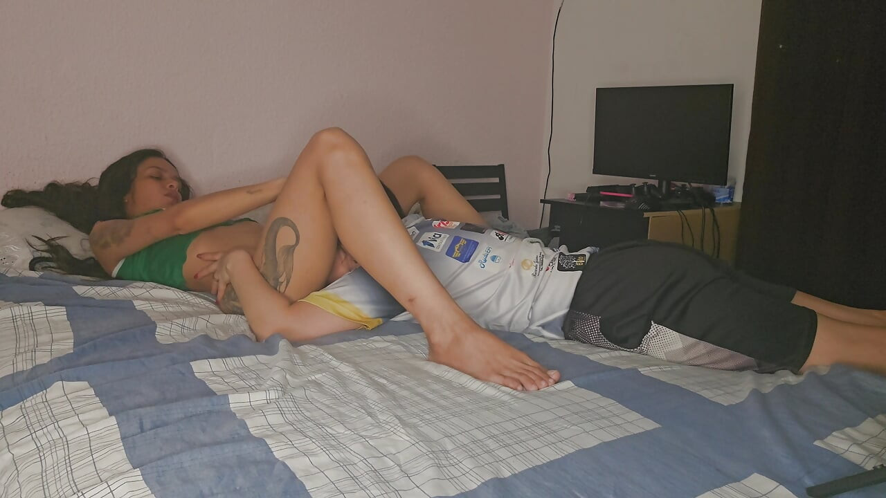 Marido Pega Uma Lésbica Se Beijando Com Sua Esposa