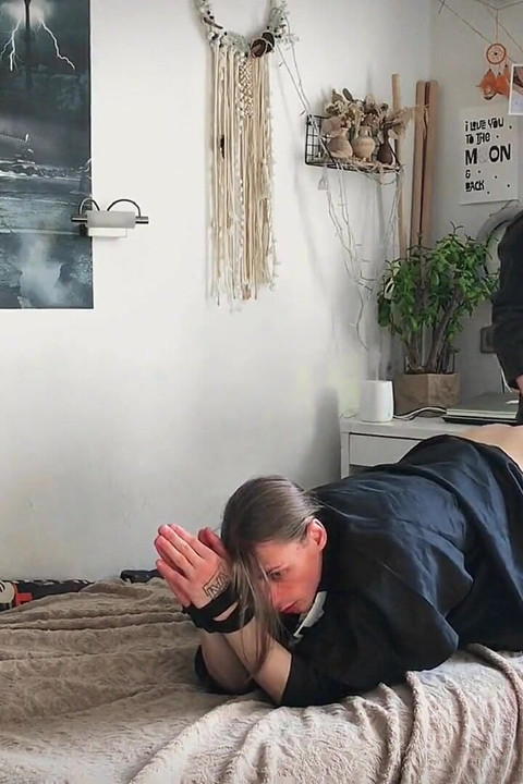 Succubus Vilu Vidish Pegs Mladý kněz