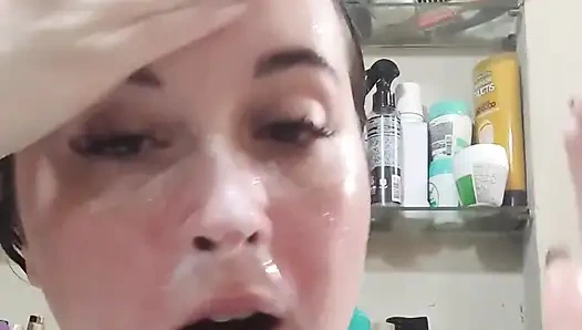 Cilt bakımımı yapıyorum