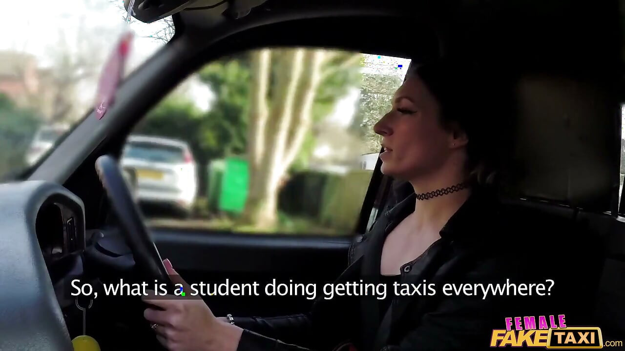 Falsk taxi - sultry driver får en smak av studentkuk