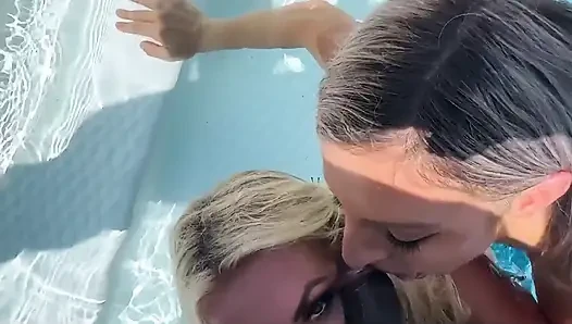 Seks threesome bareng si istri hot lora cross dan tatiana steele di pinggir kolam renang