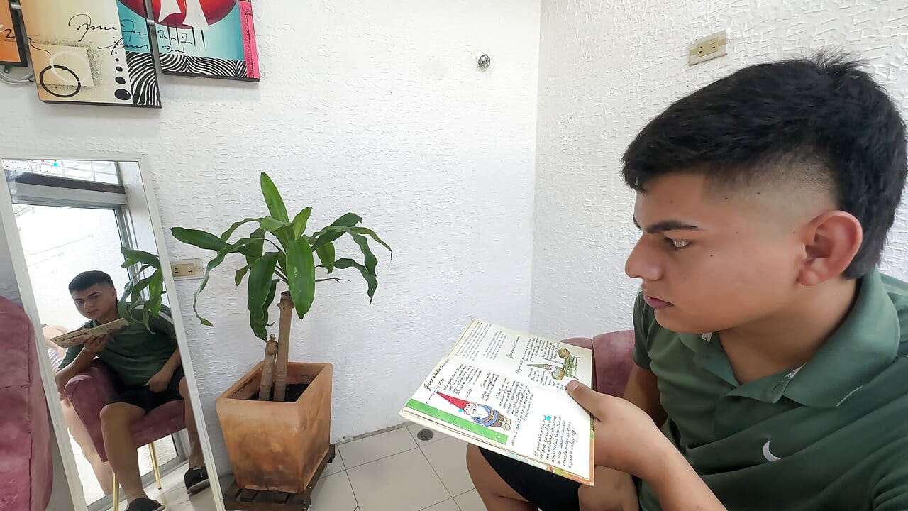 Uitându-mă la sora mea vitregă excitată goală în curte devin foarte excitată și ajung să o fut tare și bogată