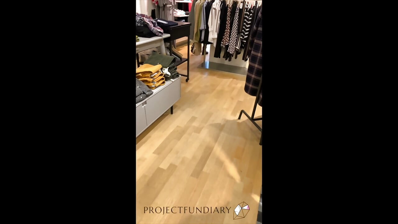 Ir às compras: sexo no provador ao ar livre