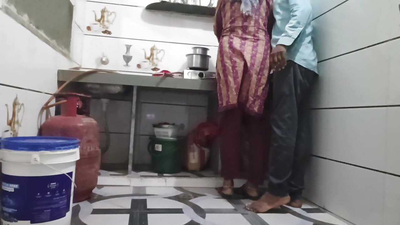 Padosi Ne pahla kitchen mein