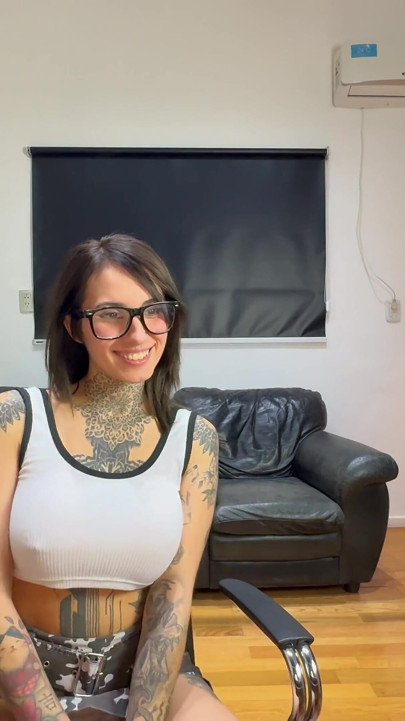 Nymfomanka toužící být proniknuta hluboko mým obrovským penisem v její těsné kundičce! - Cofla24cm - Luzchan