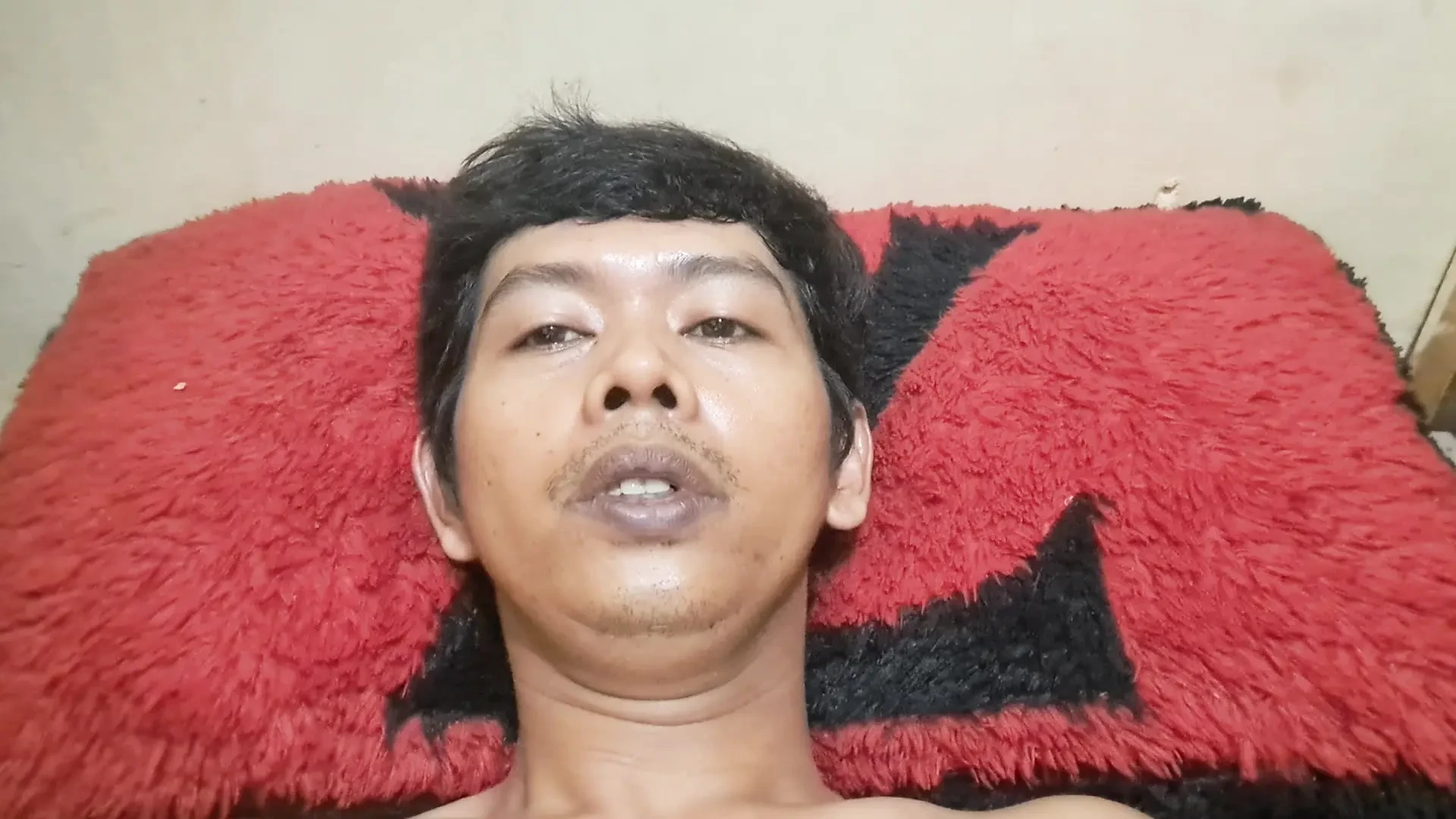 Exotisch dünner asiatischer erwachsener mann, der nackt liegt