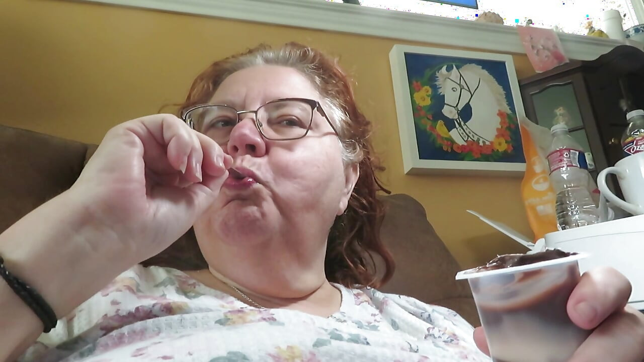 Τρώγοντας το πουτίγκα μου για εσάς ταΐστρες