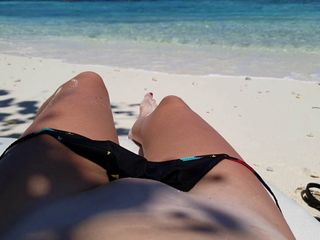 POV - une adolescente mince et sexy se masturbe sur la plage
