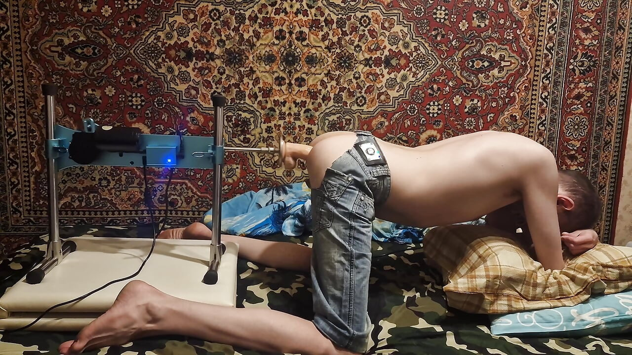 Sasha Earth in jeans Gets Her Hole Drilled by a Huge Dildo on a Fuck Machine