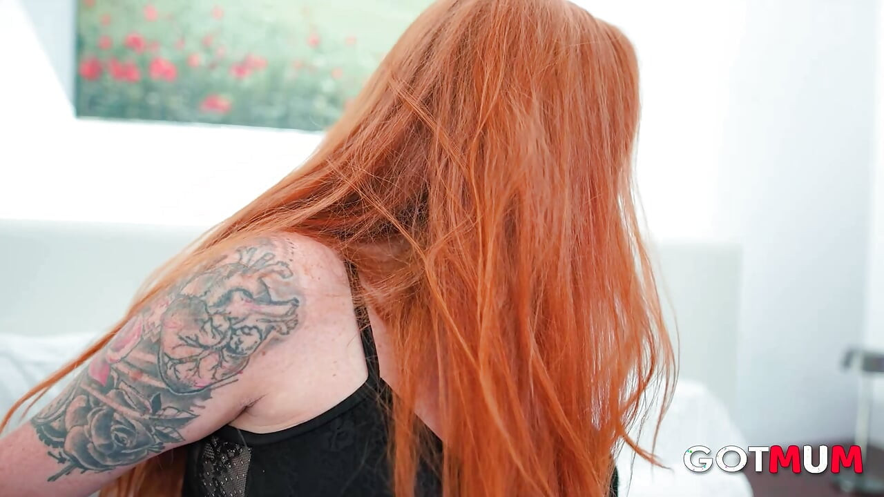 Got Mum - Uma Milf peituda é NAiled HArd em um trio selvagem