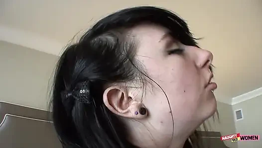 Si rambut cokelat dewasa yang lincah menggoda dan meniduri gadis yang tidak berpengalaman di konvensi Vegas