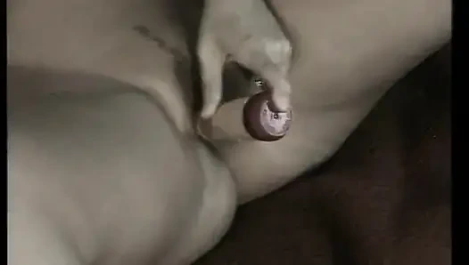 Шаловливая милфа трахает себе киску