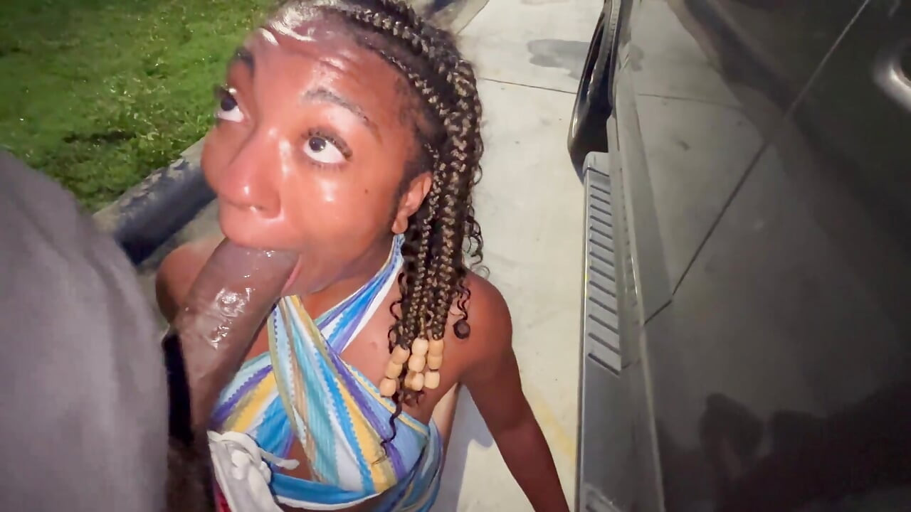 Menina casada chupa meu pau no estacionamento como um lagarto para parada de caminhão grátis