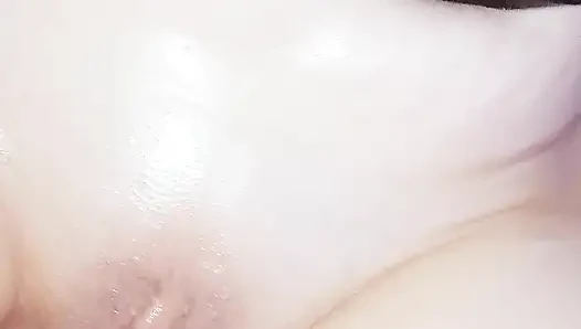 Sıcak ıslak milf, domuzcuk canavar dildo ile eğleniyor, derine sokulup doluyor