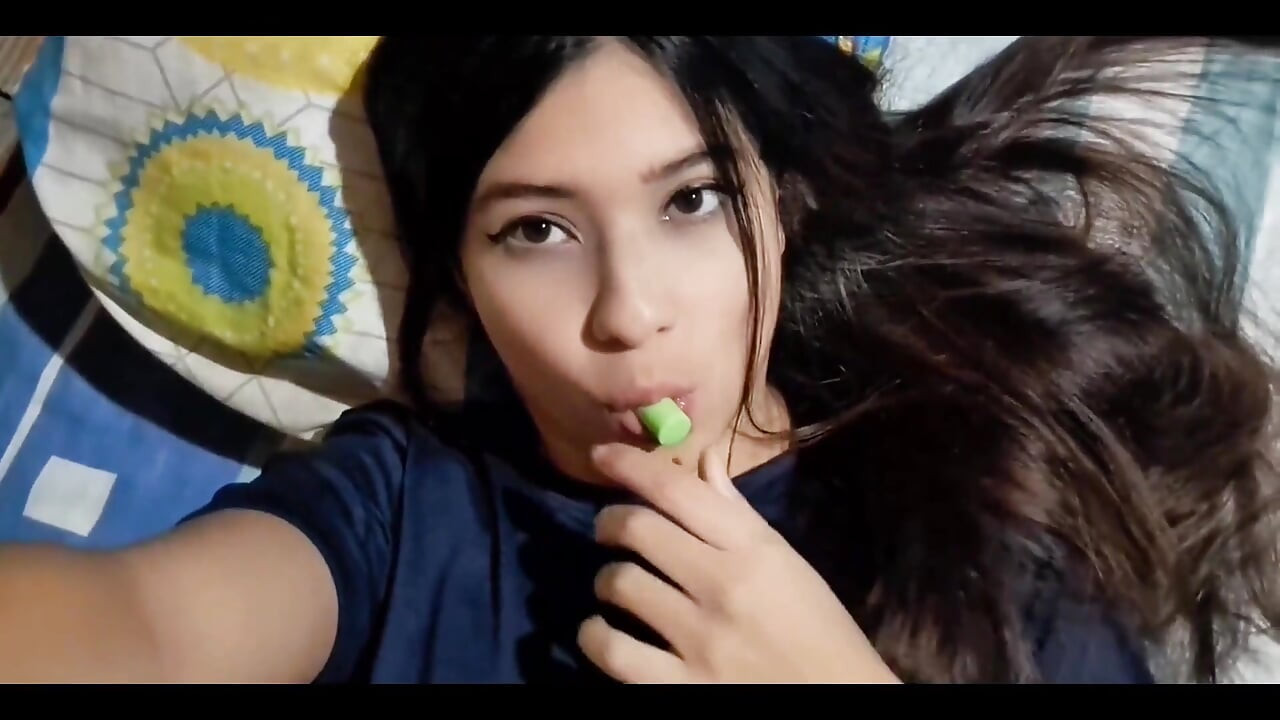 Girl Gets Hot and Shows off Her Big Ass