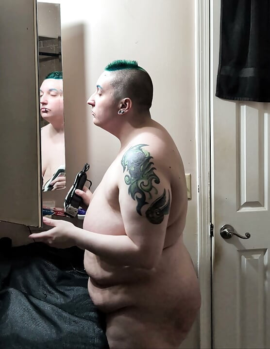 Corte de pelo desnuda en FTM regordete