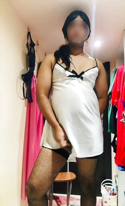 Crossdresser joue avec un gode