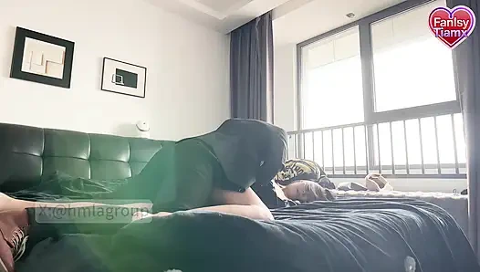 The boss and his female subordinate discussed work matters at home, ending up naked in bed.