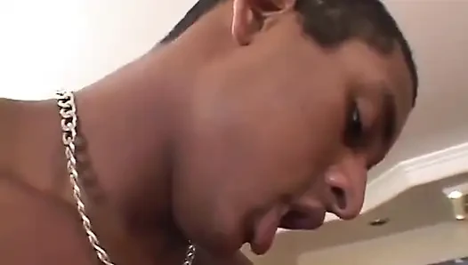 Si cantik latina dengan pantat montok dientot anal sama kontol besar pria kulit hitam