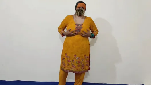 Piękny Desi Pendżabski Bhabhi Z dużymi naturalnymi piersiami masturbuje się ogórkiem
