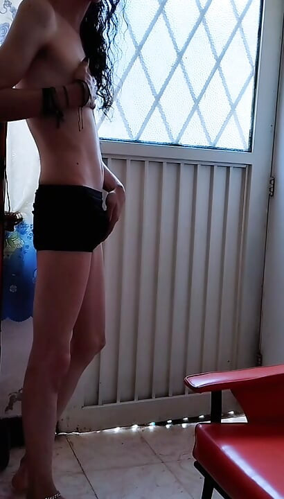 Abro La Puerta Para Masturbarme En Público