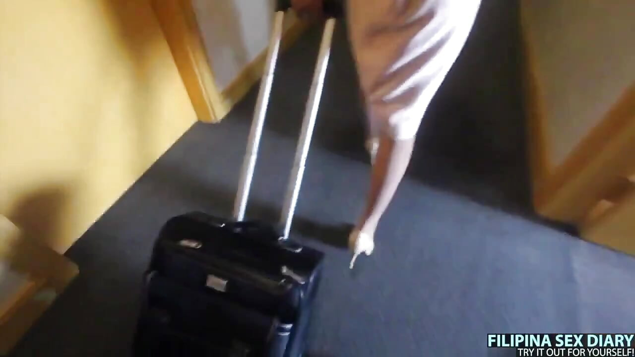 Seksi azijska stjuardesa jebe se na presjedanju