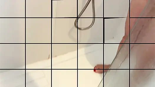 Waktunya mandi barng kaki nyonya dewasa