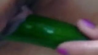 Travieso amigo filipino con pepino de juguete