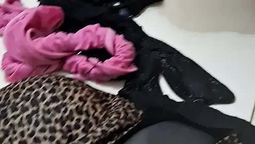 Desi Bhabhi peed while taking a bath