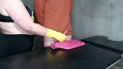 Handjob mit gummigelben Handschuhen