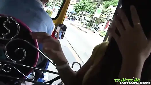 Худенькую тайскую азиатку трахнули в обе дырки