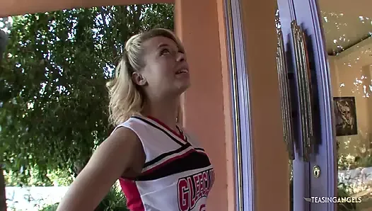 Selma zostaje nową cheerleadeczką po tym, jak dała swojemu napalonemu trenerowi niechlujnego lodzika