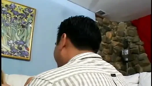 Cewek dewasa rambut pirang ini lagi asik fingering beceknya sampai orgasme intens