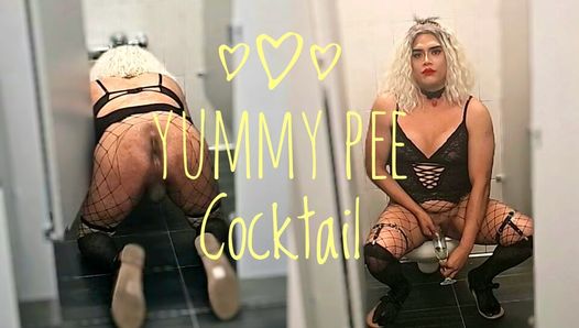 Sissy femboy boit du pipi dans un étal public