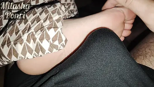 Die füße der stiefschwester bekommen eine leichte massage, während sie einen film guckt