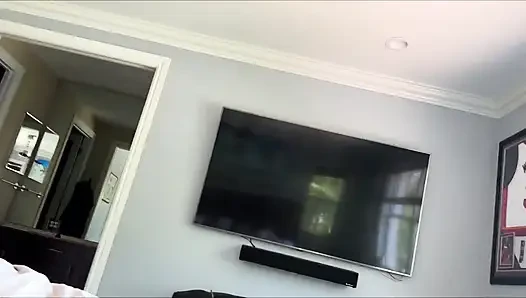 Azgın üvey anne üvey oğlunu onu sikmeyi teklif ederek odayı temizlemeye ikna ediyor