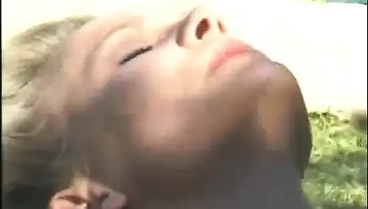 Genç sarışın açık havada amına kalın bir yarak almak için bacaklarını geniş açıyor