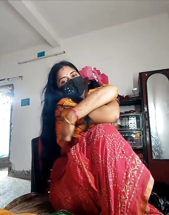 Indian Desi Beautiful Bhabi First Appearance on Cam