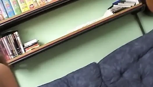 Büyük götlü kızıl saçlı ıslak amından sikiliyor ve yüzüne püskürtülür