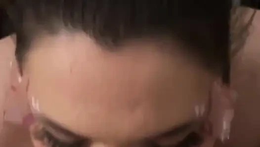Cara apa yang lebih baik untuk mencoba tampilan riasan daripada dengan blowjob