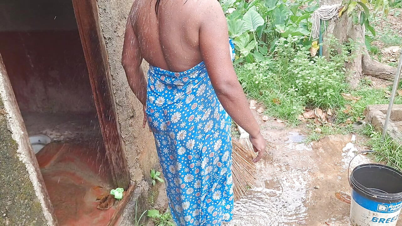 Más caliente madrastra bañándose al lado
