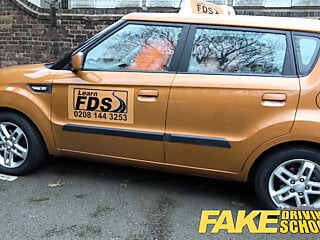 Fake Driving School учительница трахает экзамен для умелой тинки