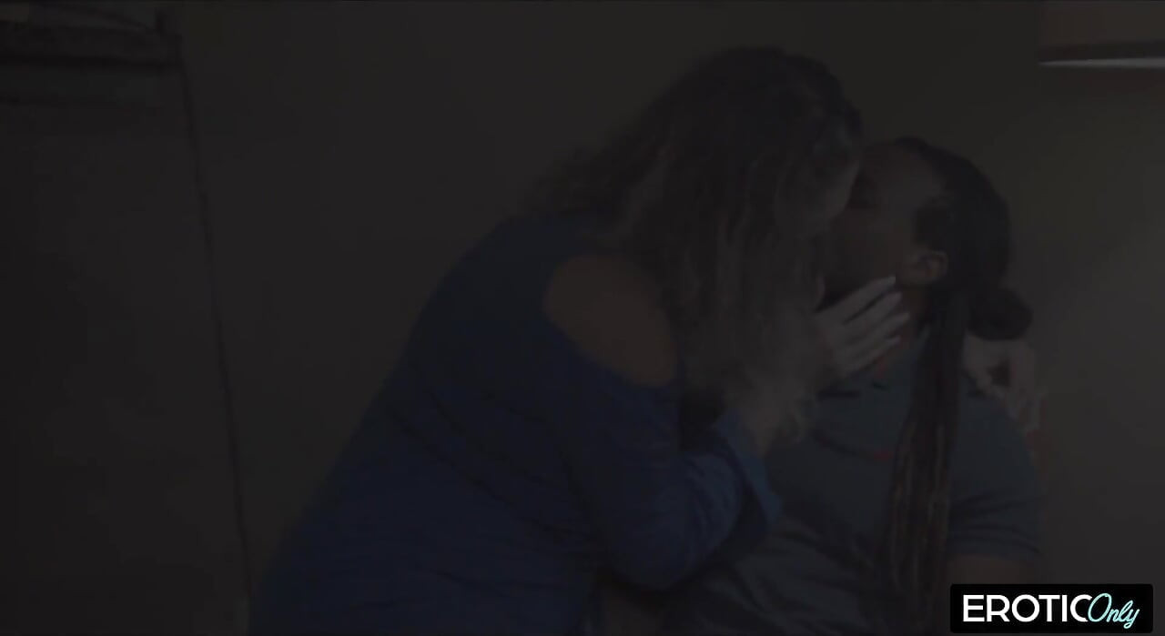 金髮辣妹的屁股被悸動的尾塞撐得大大的