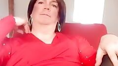 Nicki-Кроссдрессер в сексуальном красном мини-платье, черных колготках и сапогах