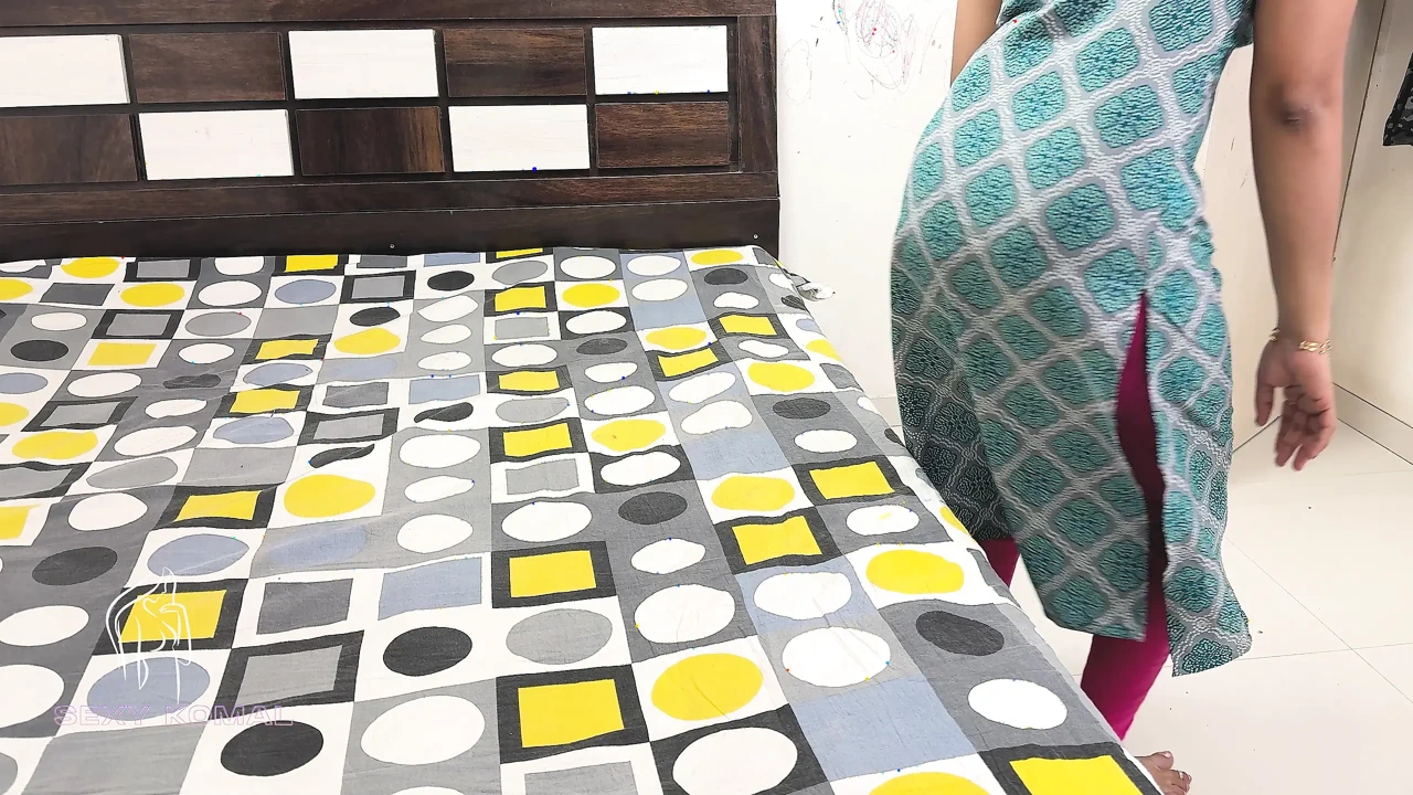 Komal's Shocking Neighbour Encounter: Urination Scene