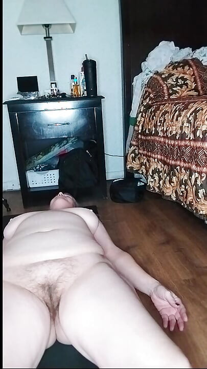 セクシーで成熟したBBWが朝のヨガを!