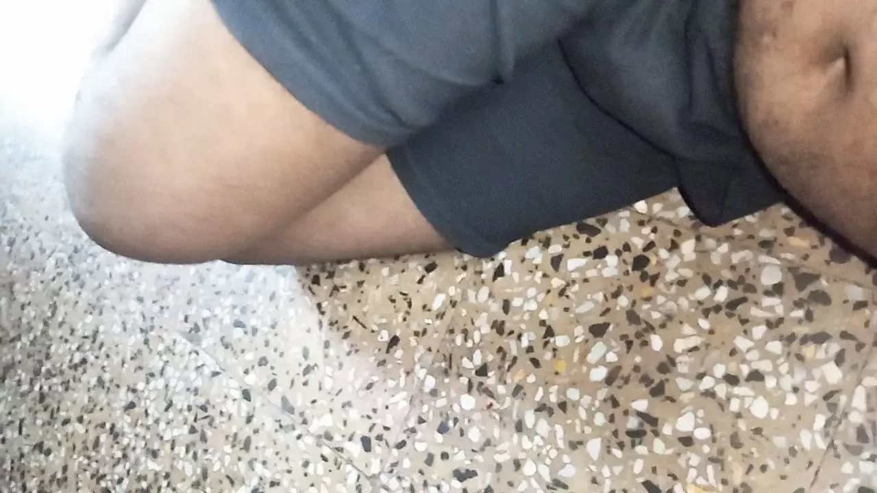 Mia moglie nella sala della cucina che la figa sditalinata con spinta delle tette