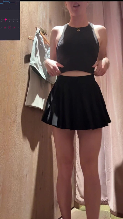 Soyunma odasındayken sert boşalıyor!! Yakalanmamayı umut ediyorum!