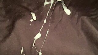 Ein großes Sperma zu blasen war im Badezimmer nach dem Wichsen