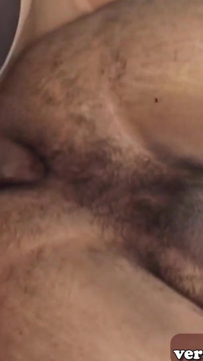 ラティーナのトランスが毛深い男の尻を初めてセックスする |クリップ3